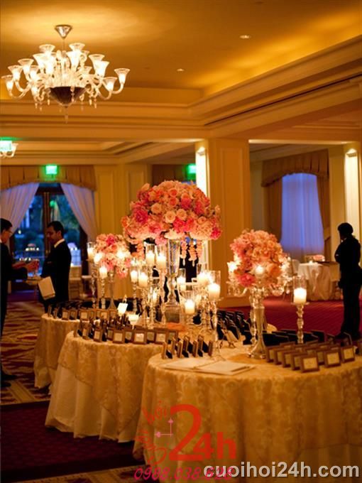 Dịch vụ cưới hỏi 24h trọn vẹn ngày vui chuyên trang trí nhà đám cưới hỏi và nhà hàng tiệc cưới | Trang trí không gian tiệc nhà hàng sang trọng với hoa dáng cao